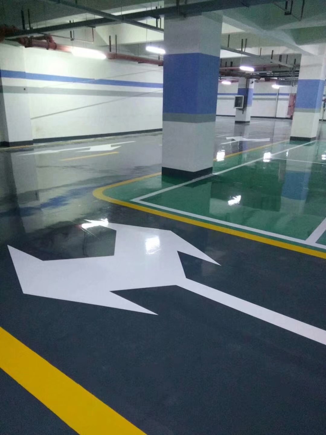 環(huán)氧地坪施工中漆膜流痕的處理