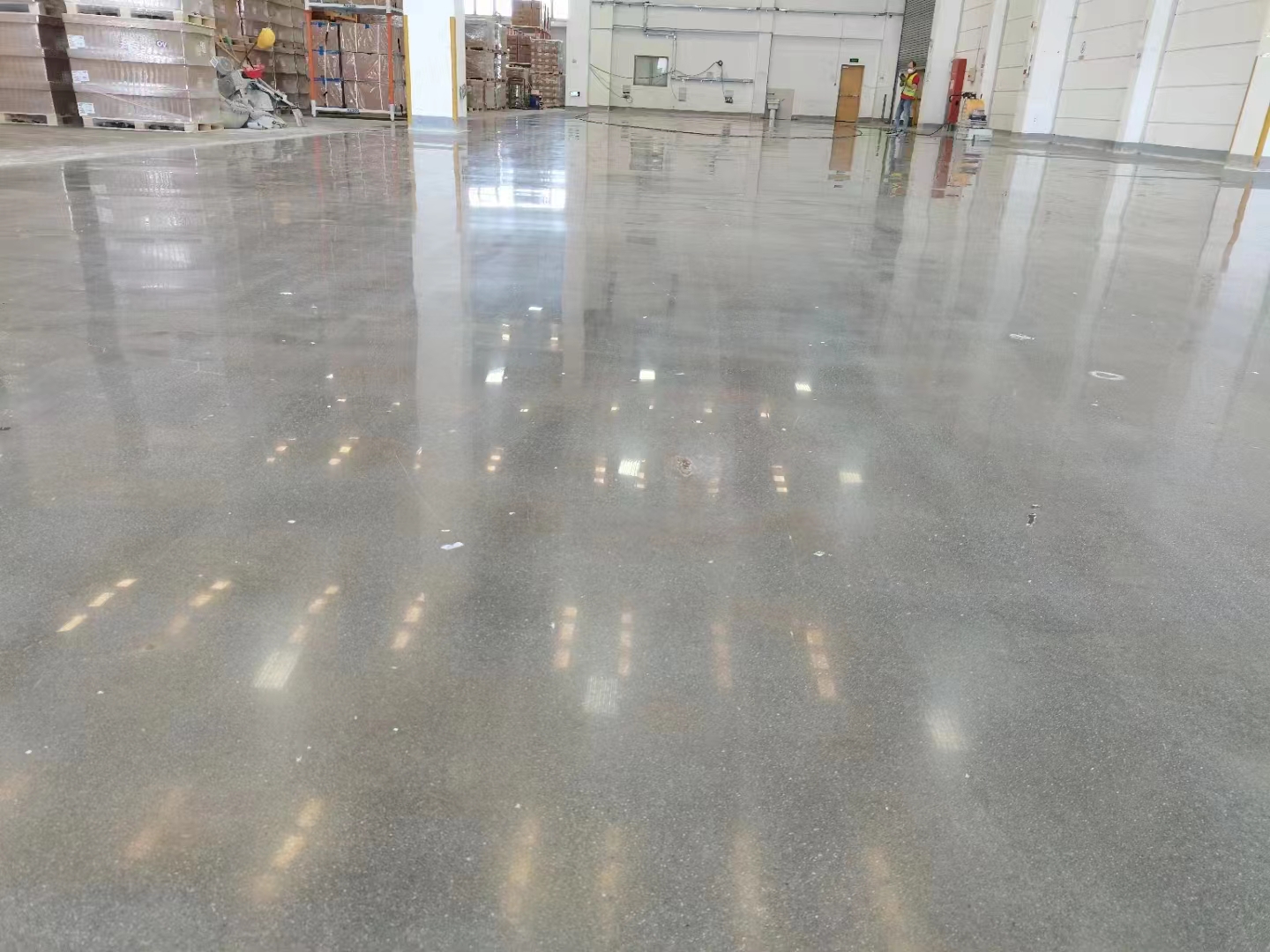 固化地坪如何在三遍干磨施工出光